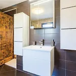 Vakantiehuis Amazing In With Kitchen Poreč