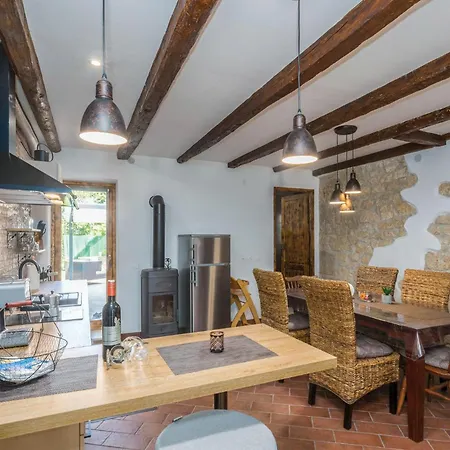 2 Bedroom Beautiful Home In Porec *