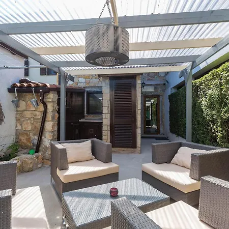Дом отдыха 2 Bedroom Beautiful Home In Porec Пореч